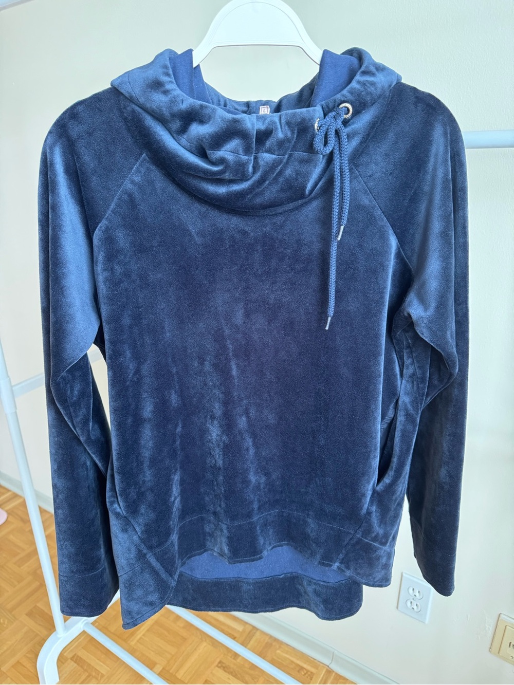 Hoodie made of soft, thick, and warm velour fabric.